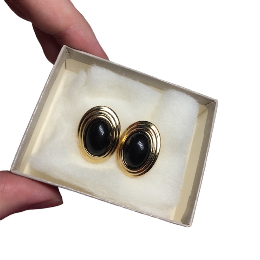 NIB vintage 1986 AVON sophisticated style pierced earrings in onyx